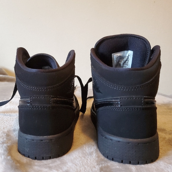Nike Air Jordan 1 Mid Triple Black - Picture 5 of 16